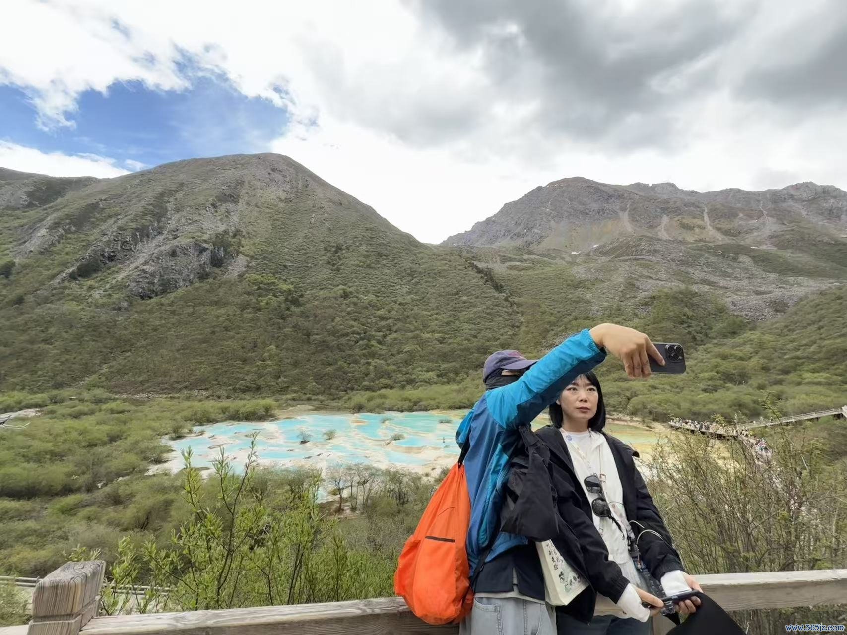 旅客在五彩池前打卡拍照。东谈主民网记者 欧阳易佳摄